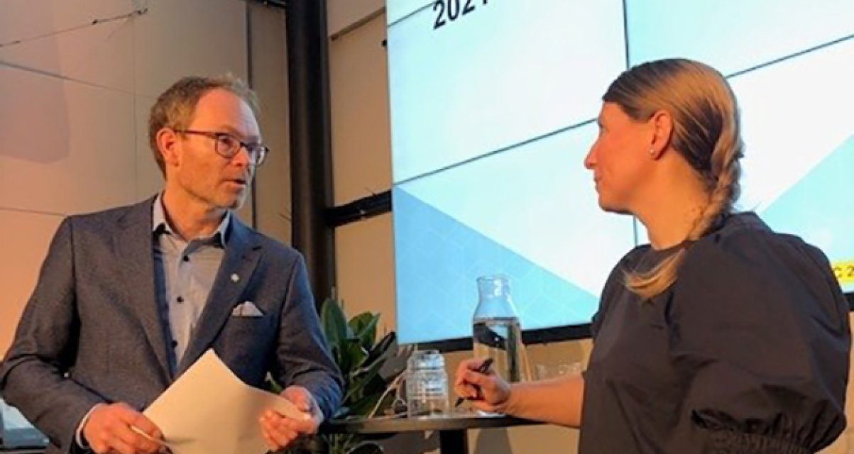 uu21.jpg Forskerforbundets leder Guro Lind i samtale med statssekretær Oddmund Løkensgard Hoel (Sp).